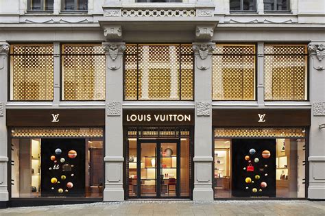 omzet cijfer louis vuitton|Good results for LVMH in the first half of .